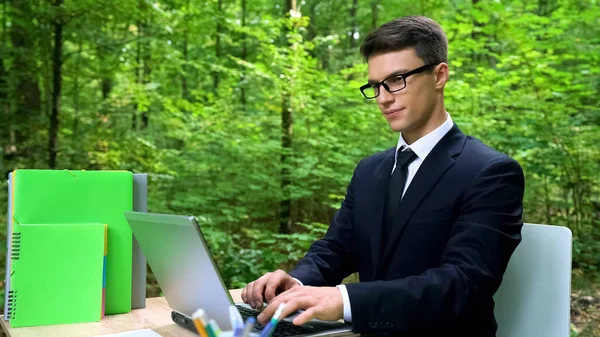 Homem Negócios Trabalhando Laptop Parque Sentado Mesa Condicionado — Fotografia de Stock