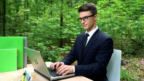 Empresário Sorridente Usando Laptop Parque Trabalhando Com Prazer Freelance — Fotografia de Stock