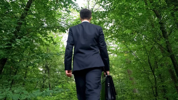 Empresário Com Pasta Andando Floresta Desfrutando Vista Escapar Cidade — Fotografia de Stock