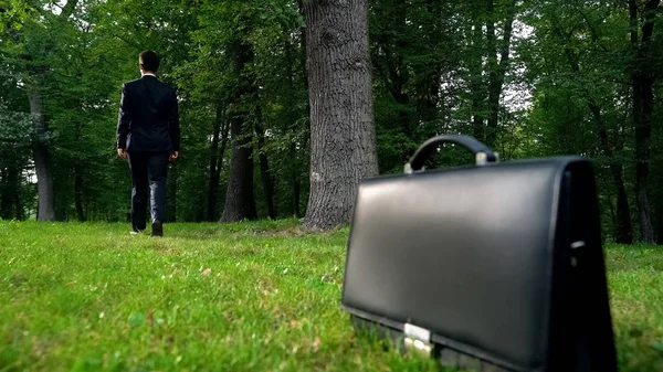 Masculino Deixando Pasta Grama Andando Floresta Escapar Estilo Vida Ocupado — Fotografia de Stock