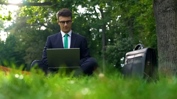 Homem Negócios Sentado Grama Trabalhando Laptop Parque Fora Escritório — Fotografia de Stock
