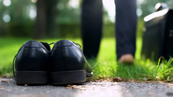 黒の靴は 草の上に立って 公園を裸足で歩くビジネスマン対処ストレス — ストック写真