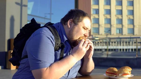 超重男性咀嚼汉堡 不健康的办公室午餐 消化问题 — 图库照片