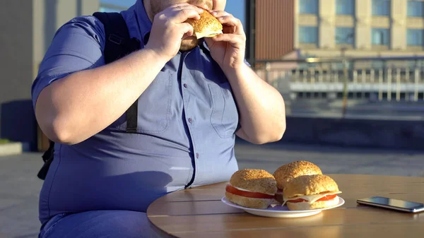 ファーストフードのハンバーガー 不健康な生活習慣 太りすぎを食べる肥満独身 — ストック写真