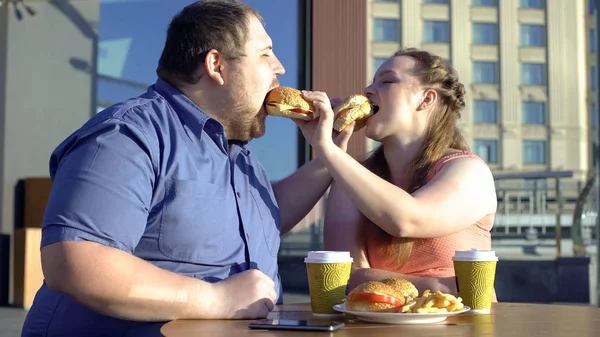 Casal Grande Compartilhar Hambúrgueres Durante Encontro Romântico Livre Calorias Dieta — Fotografia de Stock