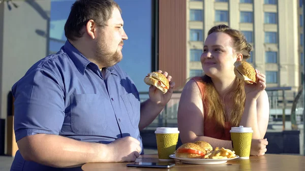 Överviktig Man Och Kvinna Delar Hamburgare Romantisk Dag Utomhus Kalorier — Stockfoto