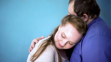 Tatlı çift sarılma, Aile planlaması, romantik hisler, ruh eşi sevgi