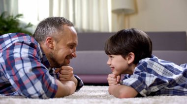 Mutlu baba oğul, hafta sonu, babalık birlikte vakit bakarak