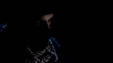 Maskeli, küresel tehdit terörizm tehlikeli İslamcı portresi şablonu