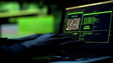 Yakın çekim hacker dizüstü bilgisayarda çalışan parola, erişim izni seçerek eller