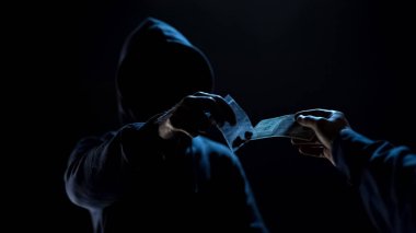 Anonim satıcı çanta uyuşturucu ile dolar, bağımlılığı sorun değiştirme
