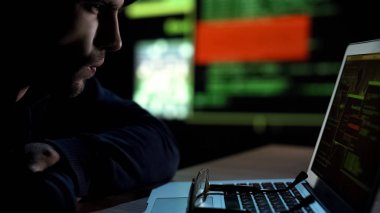 Programcı başaramamak-e doğru çatlamak sistem, gördüğü kırmızı uyarı, uzak sunucu kesmek