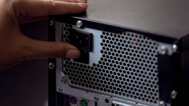 Okul sırası pc düğmesi güç kaynağı, modern bilgisayar teknolojisi üzerinde kapalı geçiş el