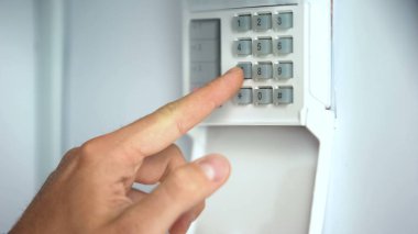 Adam girerek şifre ev güvenlik sistemi, soygun koruma, yakın çekim