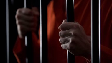 Elinde tutan demir, haksız yargı, umutsuz tutuklandı erkek yakın çekim