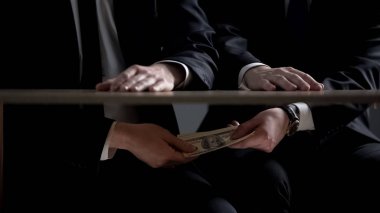 Ofis Masaları altında rüşvet parasının alarak politikacı eller çıkarlarını lobi