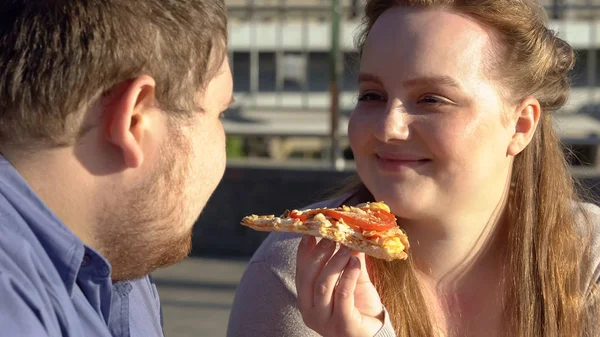 Fett Pojkvän Och Flickvän Äter Pizza Utomhus Romantisk Datum Skräpmat — Stockfoto