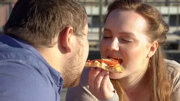 Улыбающаяся Тучная Пара Наслаждается Вкусом Пиццы Пищевой Страстью Избыточным Весом — стоковое фото