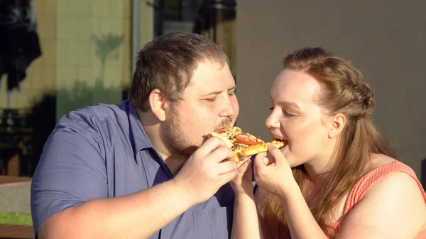 Casal Amoroso Mordendo Fatia Pizza Juntos Lanche Insalubre Livre Lazer — Fotografia de Stock
