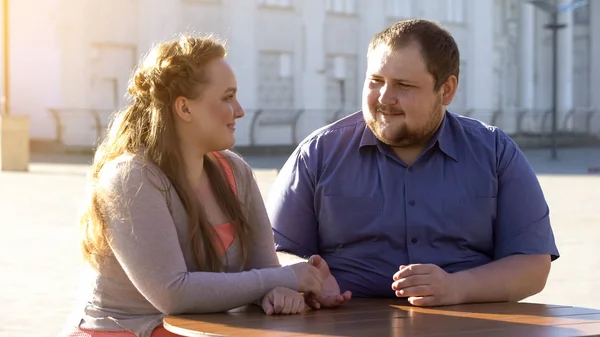 Ung Man Strök Flickvänner Hand Romantisk Dag Uteservering Samhörighet — Stockfoto