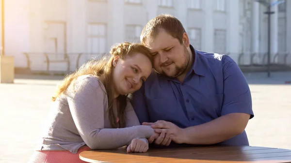 Happy Fat Couple Love Holding Hands Urban Date Tender Relationship — Stok Foto