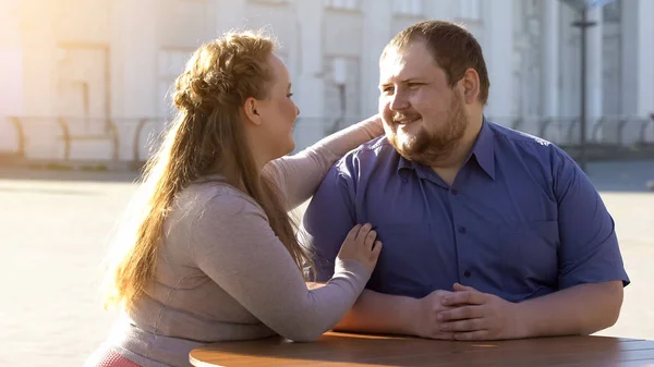 Lyckliga Paret Tittar Varandra Med Kärlek Utomhus Datum Anbud Förbindelser — Stockfoto