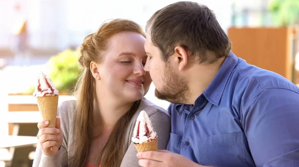 Couple Romantique Nuzzling Tenant Crème Glacée Sucrée Dans Les Mains — Photo