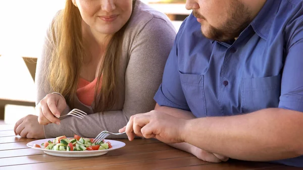 Kövér Pár Eszik Friss Saláta Egyik Lemez Fogyás Kalória Ellenőrzése — Stock Fotó
