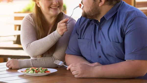 Mulher Muito Sorridente Alimentando Namorado Com Salada Legumes Comida Saudável — Fotografia de Stock