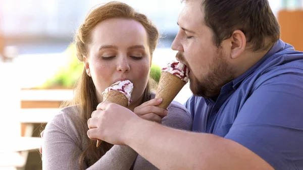 Otyłych Miłości Para Udostępniania Lody Słodki Słodki Deser Flirtu Dniu — Zdjęcie stockowe