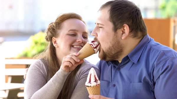 Gros Copain Petite Amie Dégustant Dessert Crème Glacée Trop Manger — Photo