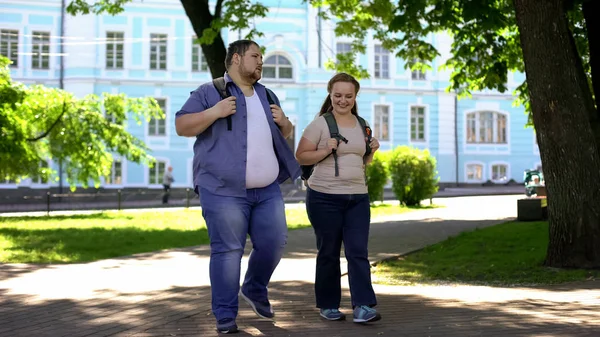 Estudiantes Gordos Caminando Parque Del Campus Hablando Coqueteando Cita Amistad — Foto de Stock