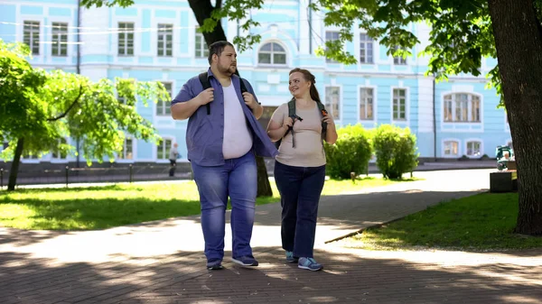 学生男性和女性步行在校园公园 调情的日期 胖夫妇 — 图库照片