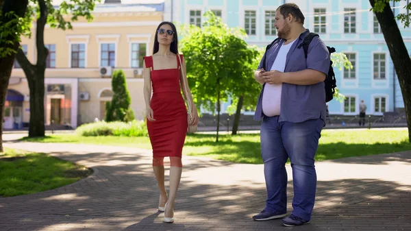 Obeso Macho Tristemente Mirando Bastante Delgado Dama Vestido Inseguridades Apariencia — Foto de Stock