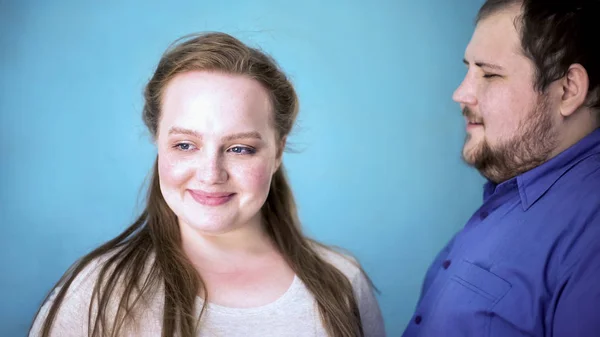 Overvektige Par Som Føler Seg Lykkelige Sammen Ømme Forhold Blå – stockfoto