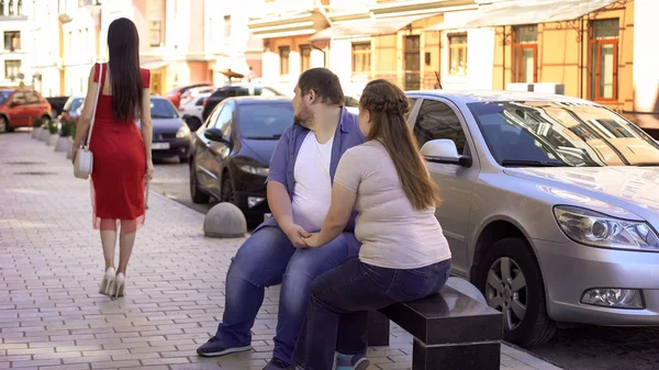 Παχύσαρκος Άνδρας Και Γυναίκα Ψάχνει Λεπτή Κυρία Περνούσε Ζηλότυπος Της — Φωτογραφία Αρχείου
