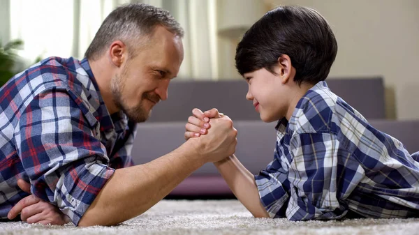 Dad His Son Looking Each Other Competing Force Playing Game — Stock Photo, Image