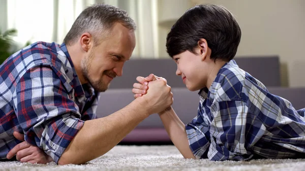 Loving Father Kid Arm Wrestling Floor Weekend Leisure Home Fun — Stock Photo, Image