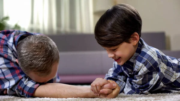 Happy Father Son Armwrestling Floor Little Boy Winning Free Time — Stock Photo, Image