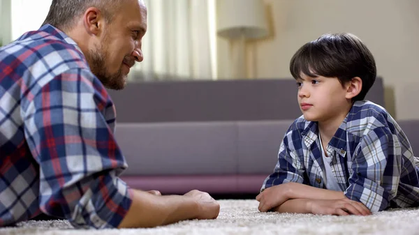 Filho Sorridente Olhando Para Filho Deitado Chão Homens Conversam Relações — Fotografia de Stock