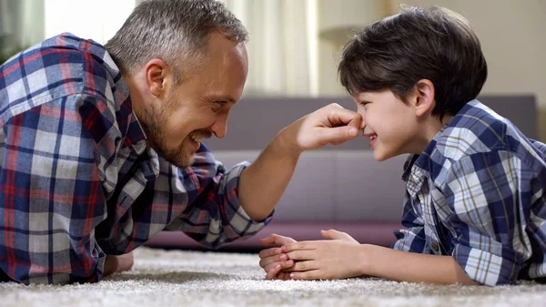 Familia Masculina Jugando Suelo Casa Divirtiéndose Juntos Ocio Fin Semana —  Fotos de Stock