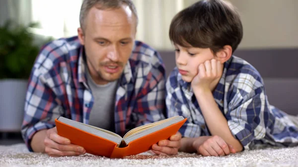 Skolan Pojke Lyssna Pappa Spännande Äventyr Läsebok Kärlek Till Litteraturen — Stockfoto