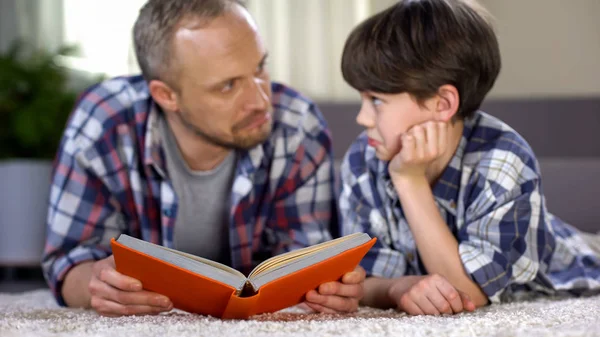 Surprised Father Son Astonished Reading New Interesting Information — Stock Photo, Image