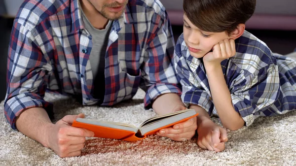 Son Och Far Spendera Tid Tillsammans Skilda Läsa Intressant Bok — Stockfoto