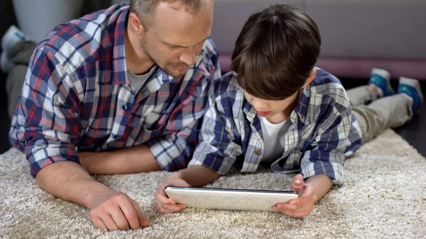 Niño Usando Aplicación Interactiva Tableta Con Ayuda Del Padre Tiempo —  Fotos de Stock