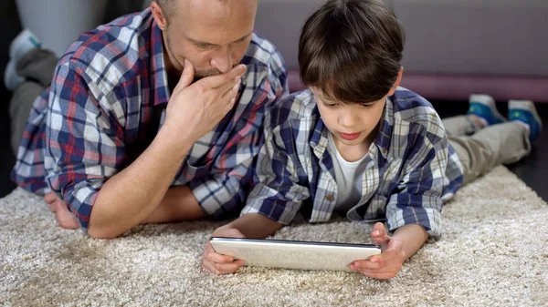 Pai Seu Filho Aprendendo Usar Novo Tablet Tecnologia Moderna Proximidade — Fotografia de Stock