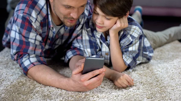 Pai Mostrando Filho Aplicativo Engraçado Smartphone Passar Tempo Juntos — Fotografia de Stock