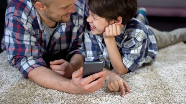 Filho Pai Rindo Depois Fazer Selfie Usando Novo Aplicativo Fotos — Fotografia de Stock