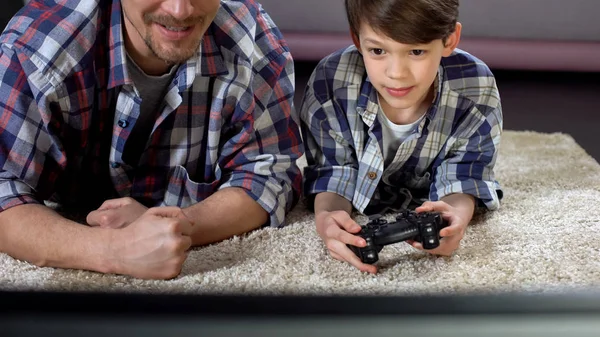 Hombre Apoyando Hijo Pequeño Jugando Videojuegos Casa Relación Familiar — Foto de Stock