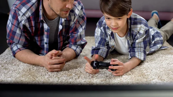 Papá Asesorar Hijo Cómo Operar Joystick Videojuegos Apoyo Cuidado Ocio —  Fotos de Stock